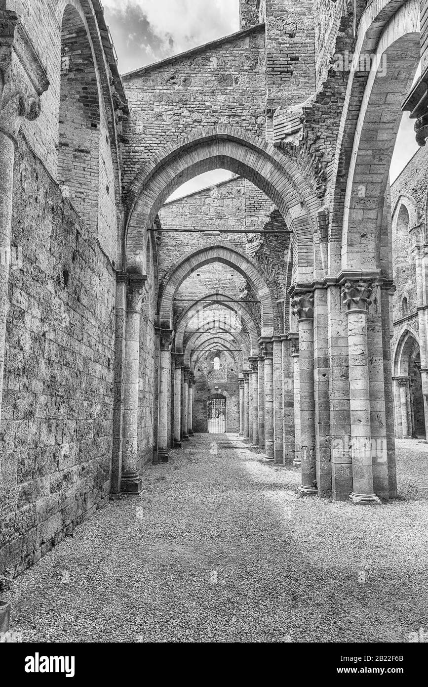 Chiusdino, ITALIE - 22 JUIN: Vue intérieure de l'emblématique abbaye sans toit de San Galgano, un monastère cistercien dans la ville de Chiusdino, province de si Banque D'Images