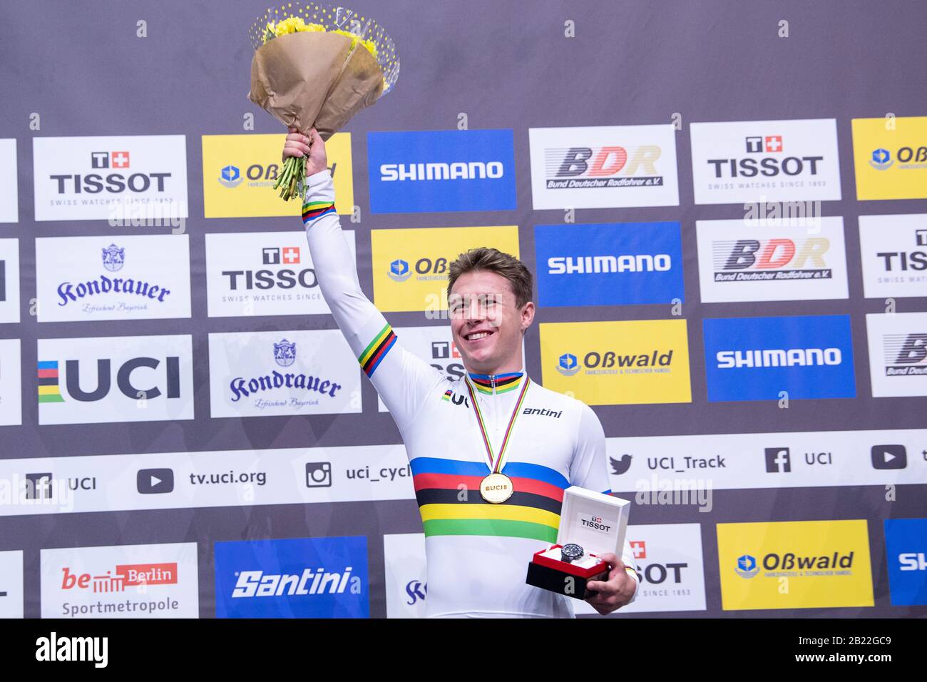 Berlin, Allemagne. 28 février 2020. Cyclisme/piste: Championnat du monde, 40 km de points, cérémonie de remise des prix: Corbin Fort de Nouvelle-Zélande, gagnant de la médaille d'or, est sur scène. Crédit: Sebastian Gollnow/Dpa/Alay Live News Banque D'Images