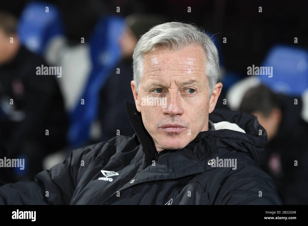 Karlsruhe, Allemagne. 28 février 2020. Football: 2ème Bundesliga, Karlsruher SC - 1 FC Nürnberg, 24ème jour de jumelage dans le stade Wildpark. L'Autocar De Nuremberg Jens Keller. Crédit: Uli Deck/dpa - NOTE IMPORTANTE: Conformément aux réglementations de la DFL Deutsche Fußball Liga et de la DFB Deutscher Fußball-Bund, il est interdit d'exploiter ou d'exploiter dans le stade et/ou à partir du jeu des photos prises sous forme d'images de séquence et/ou de séries de photos de type vidéo./dpa/Alay Live News Banque D'Images