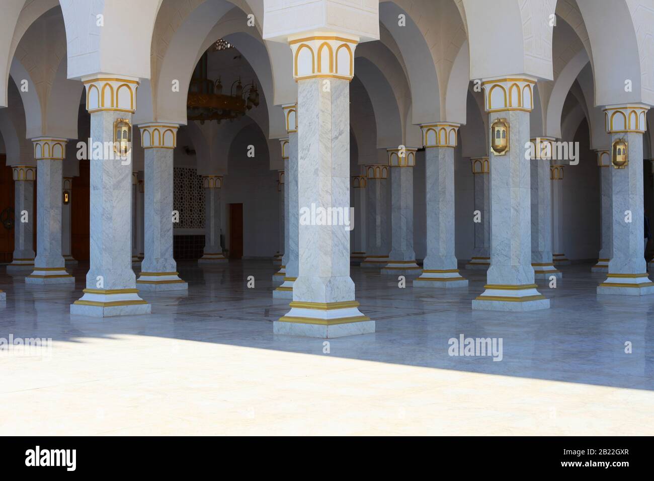 Sharm el Sheikh, Egypte - Detsember 26, 2019: Postes de marbre de la Mosquée Moubarak, grandes églises islamiques détails de l'architecture Banque D'Images