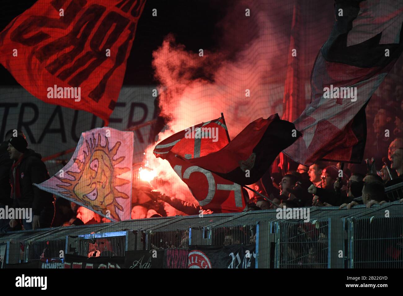 Karlsruhe, Allemagne. 28 février 2020. Football: 2ème Bundesliga, Karlsruher SC - 1 FC Nürnberg, 24ème jour de jumelage dans le stade Wildpark. Les ventilateurs de Nuremberg allument pyros. Crédit: Uli Deck/dpa - NOTE IMPORTANTE: Conformément aux réglementations de la DFL Deutsche Fußball Liga et de la DFB Deutscher Fußball-Bund, il est interdit d'exploiter ou d'exploiter dans le stade et/ou à partir du jeu des photos prises sous forme d'images de séquence et/ou de séries de photos de type vidéo./dpa/Alay Live News Banque D'Images