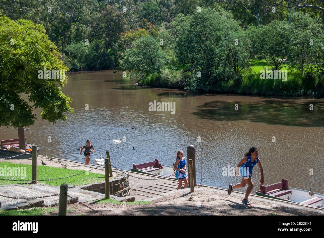 Les visiteurs du week-end à Studley Park Boathouse sur la Yarra River, Melbourne, Australie Banque D'Images