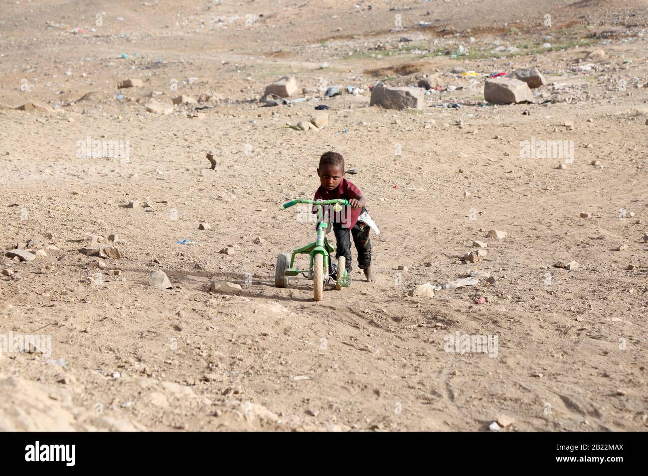 Sanaa, Yémen. 29 février 2020. Un enfant yéménite pousse son tricycle dans un camp de déplacés à Sanaa, au Yémen, le 29 février 2020. Crédit: Mohammed Mohammed/Xinhua/Alay Live News Banque D'Images