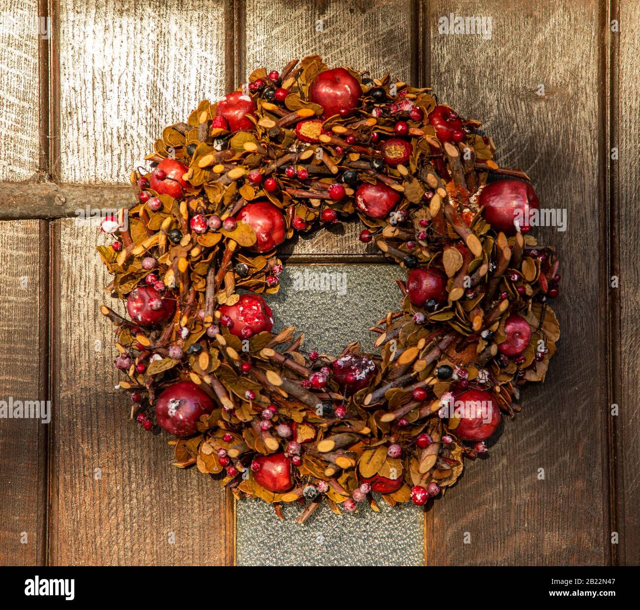 Couronne de Noël sur la porte de la maison faite de brindilles, de feuilles séchées, et de pommes, Royaume-Uni Banque D'Images