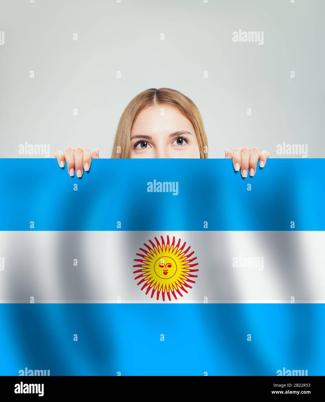 Une étudiante heureuse et le drapeau argentin. Voyage et apprendre la langue espagnole Banque D'Images