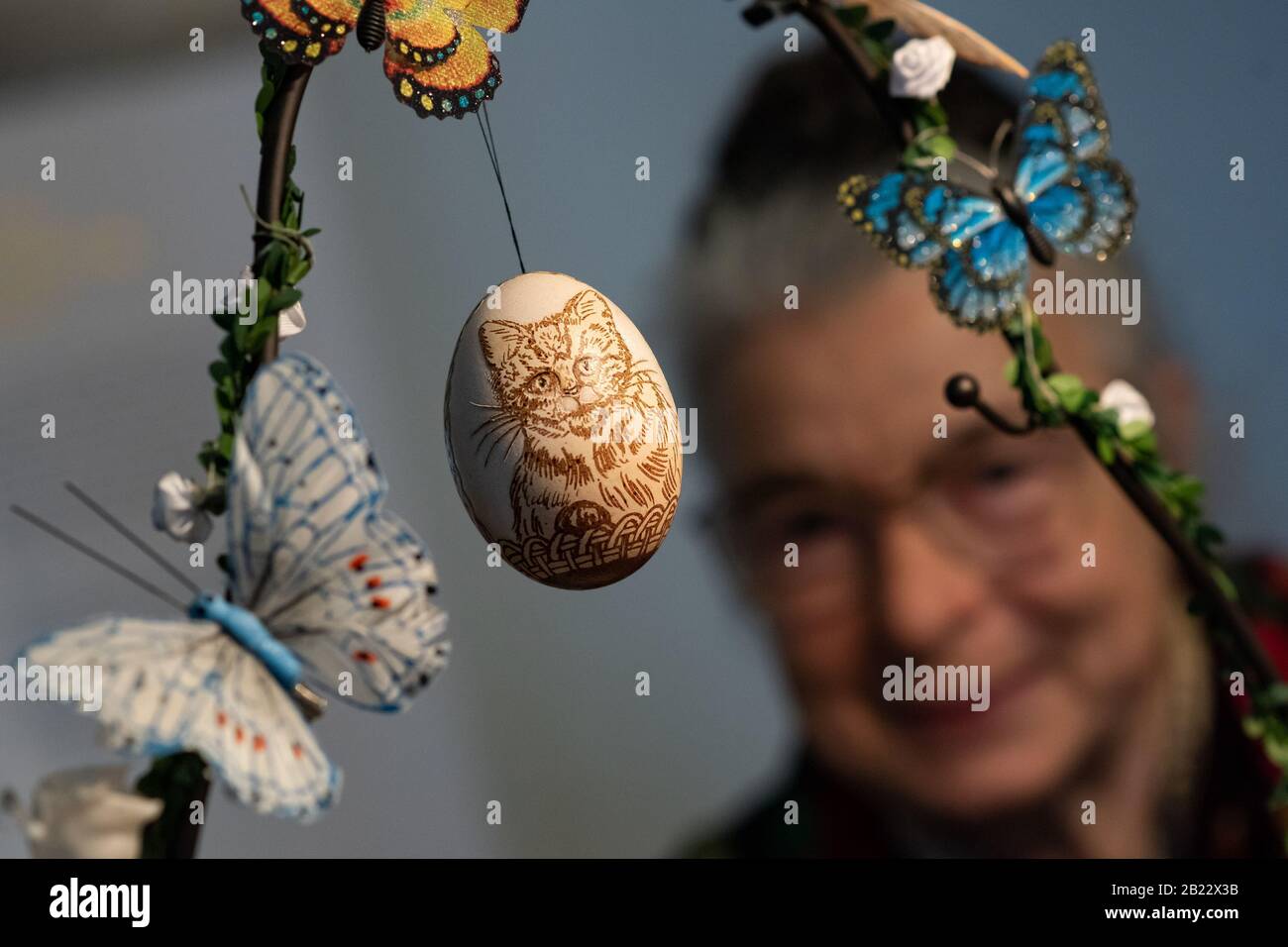 Furstenberg, Allemagne. 29 février 2020. L'artiste Roswitha Tröster regarde un œuf de Pâques peint à la main avec un motif chat sur le marché des œufs de Pâques au château de Fürstenberg. L'exposition se déroule jusqu'au 01.03.2020. Photo: Swen Pförtner/dpa Credit: DPA Picture Alliance/Alay Live News Banque D'Images
