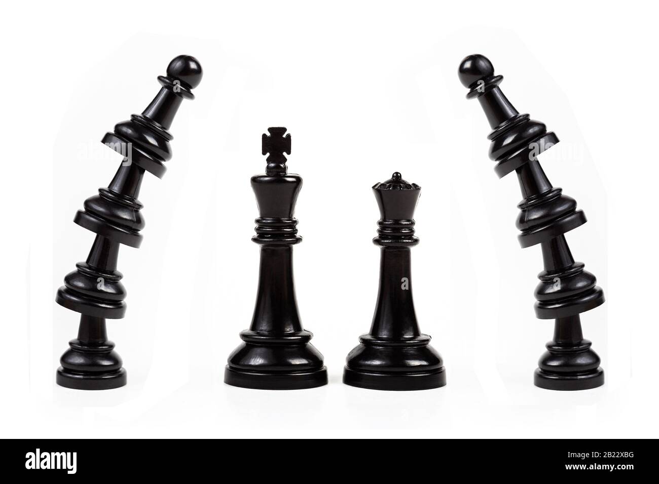 King et Queen mariage noir pièces d'échecs concept scène. Couple royal, porte, bordure, cadre en morceaux de jeu de pion empilés. Homme et femme, majestueux Banque D'Images