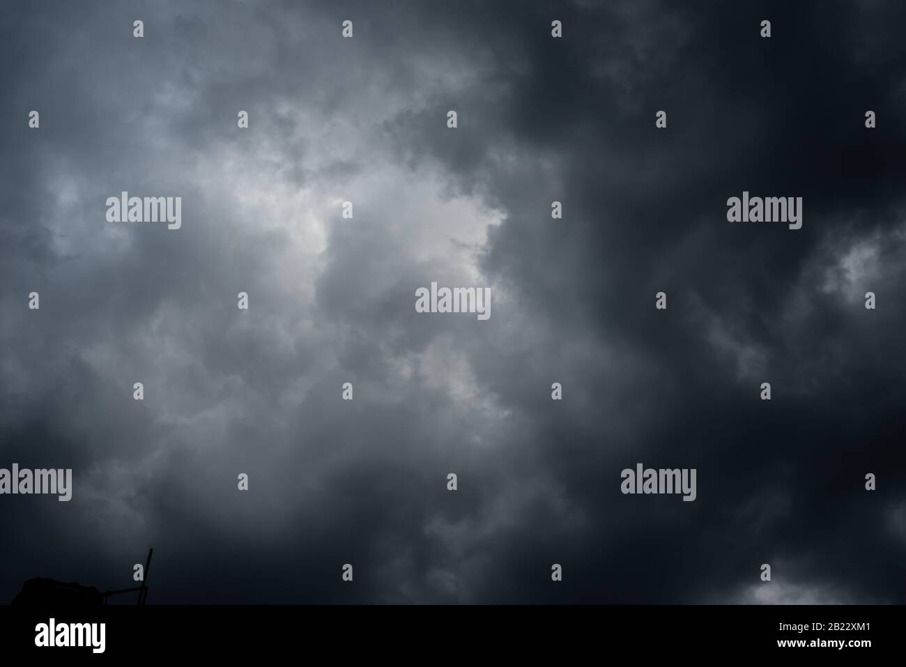 Nuages noirs sombres dans le ciel, nuages de pluie Stormy arrière-plan. Banque D'Images