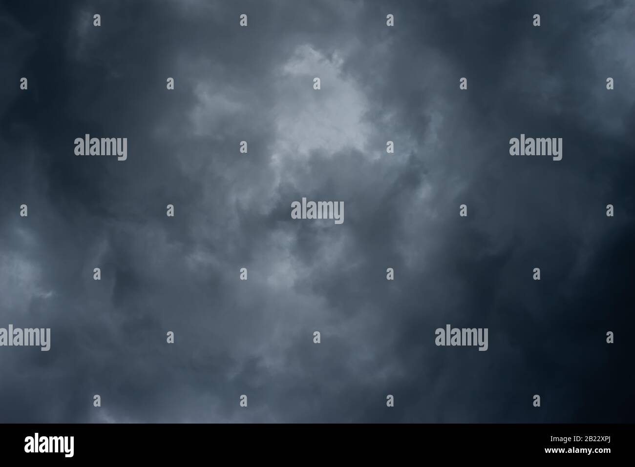 Nuages noirs sombres dans le ciel, nuages de pluie Stormy arrière-plan. Banque D'Images