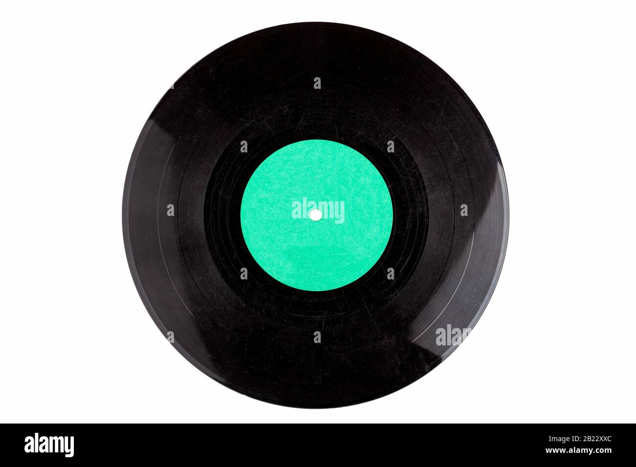 Modèle d'enregistrement en vinyle détruit très rayé sale, disque avec une étiquette vierge bleu clair vide isolée sur un espace de copie blanc. Découpe simple Banque D'Images