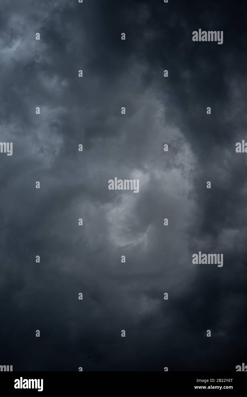 Nuages noirs sombres dans le ciel, nuages de pluie Stormy arrière-plan. Banque D'Images
