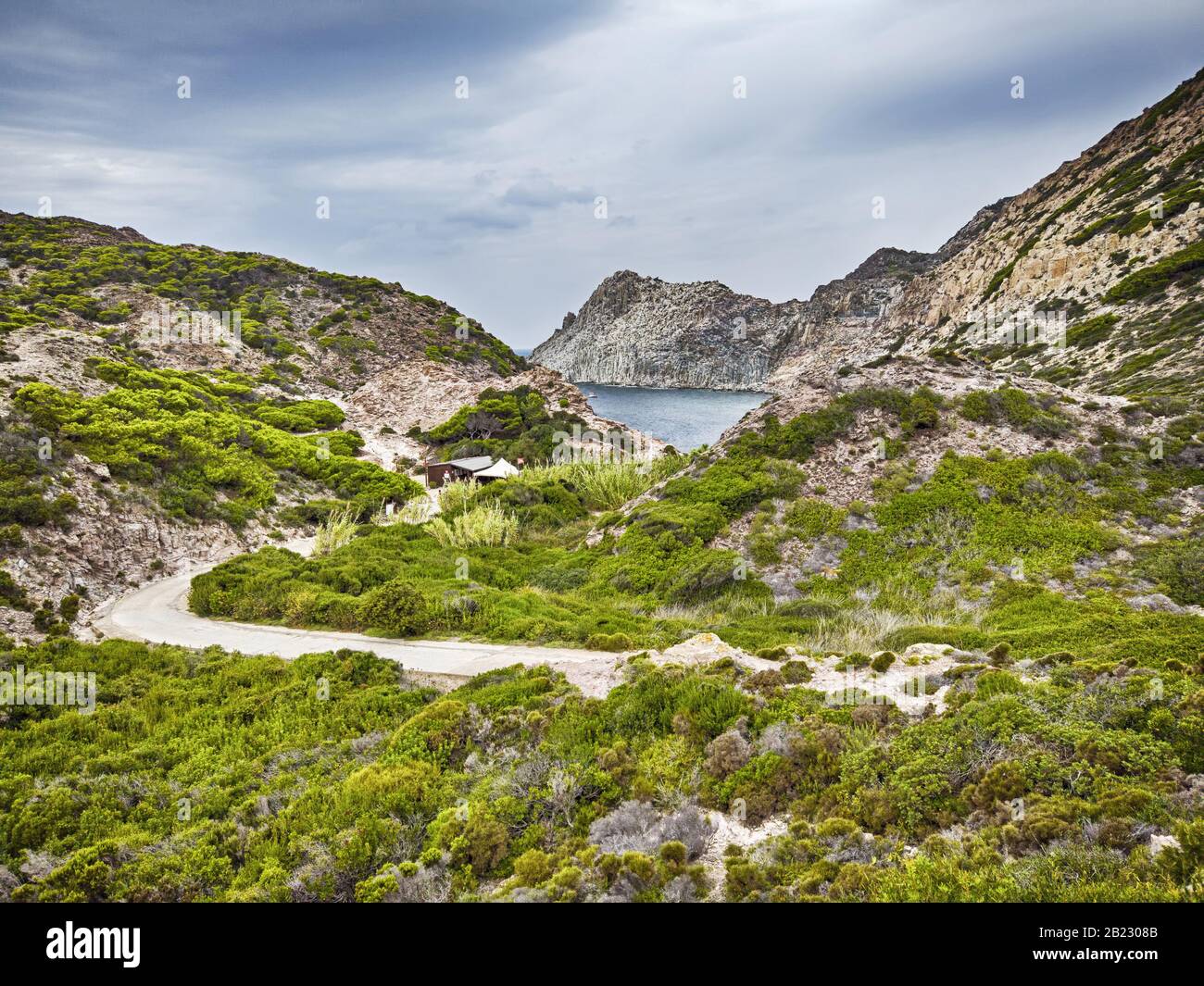 Beau paysage sauvage entre végétation verte, collines et falaises à l'île San Pietro à la baie de Cala Fico en Sardaigne région, Italie vacances Banque D'Images