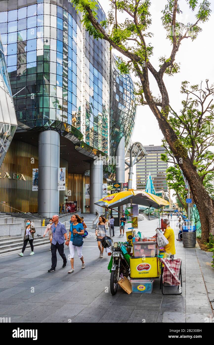 Vendeur de glace et piétons sur Orchard Road, le célèbre centre commercial de Singapour, en Asie Banque D'Images