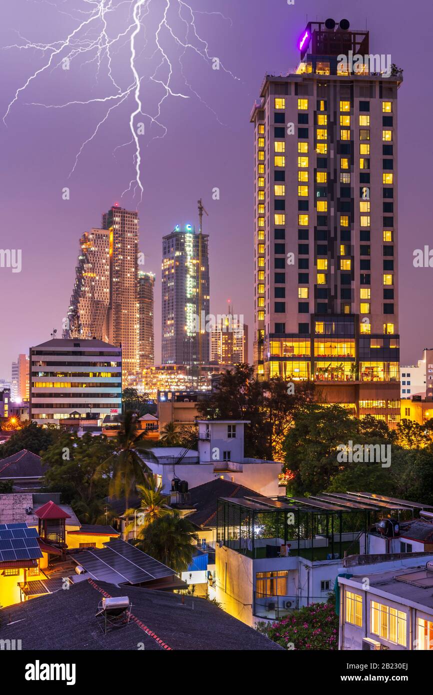 Après la chaleur chaude et humide de la journée, à la tombée de la nuit, des éclairs éclairs se éclaient sur les gratte-ciel de Colombo, la capitale du Sri Lanka, s'illuminent au crépuscule. Couleur Banque D'Images