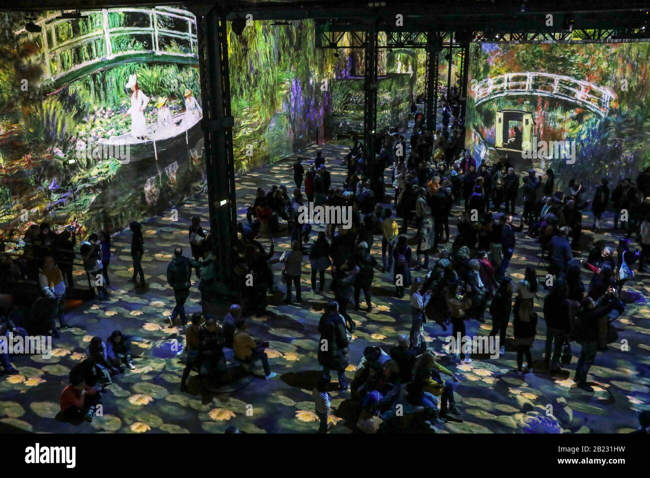 L'ATELIER DES LUMIERES, PARIS PREMIER CENTRE D'ART NUMÉRIQUE Banque D'Images