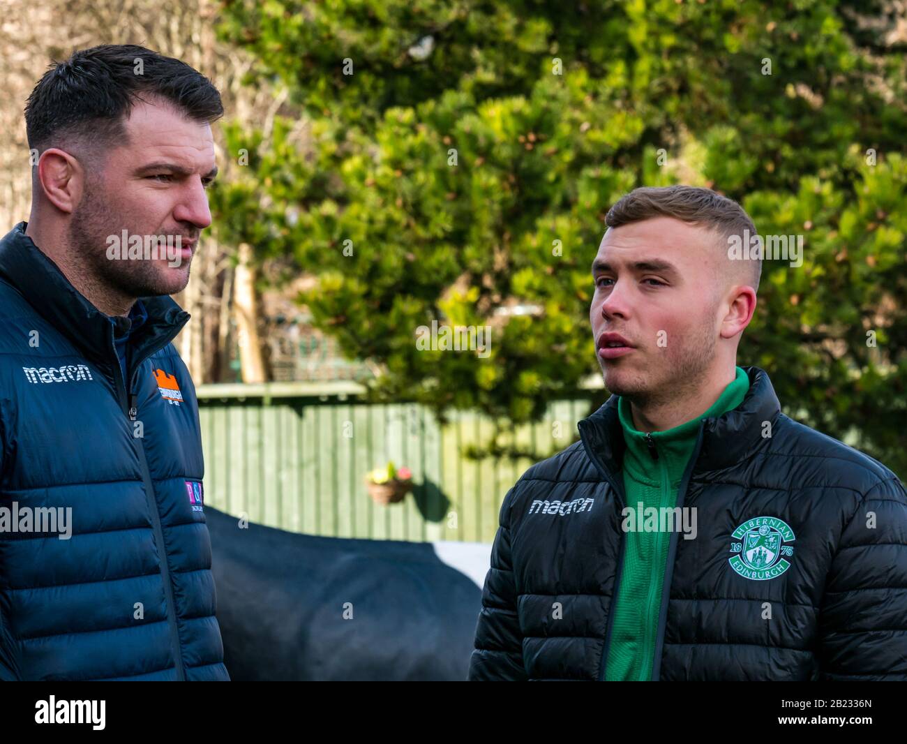 Edinburgh, Écosse, Royaume-Uni, 29 Février 2020. Love Gorgie Farm: Lynn Bell, PDG de charité Love Learning, est rejointe par des célébrités locales, y compris des joueurs de l'équipe de football bernienne et de Rugby Édimbourg à la réouverture de la ferme. Love Gorgie Farm vise à améliorer les chances d'éducation et de vie des enfants vulnérables, des jeunes et des adultes. Il sera ouvert 7 jours sur 7, offrant des programmes d'éducation, d'environnement et de soins sociaux. Fraser McKenzie, joueur de rugby d'Édimbourg et Ryan Porteous, joueur de l'équipe de football Hibernian Banque D'Images