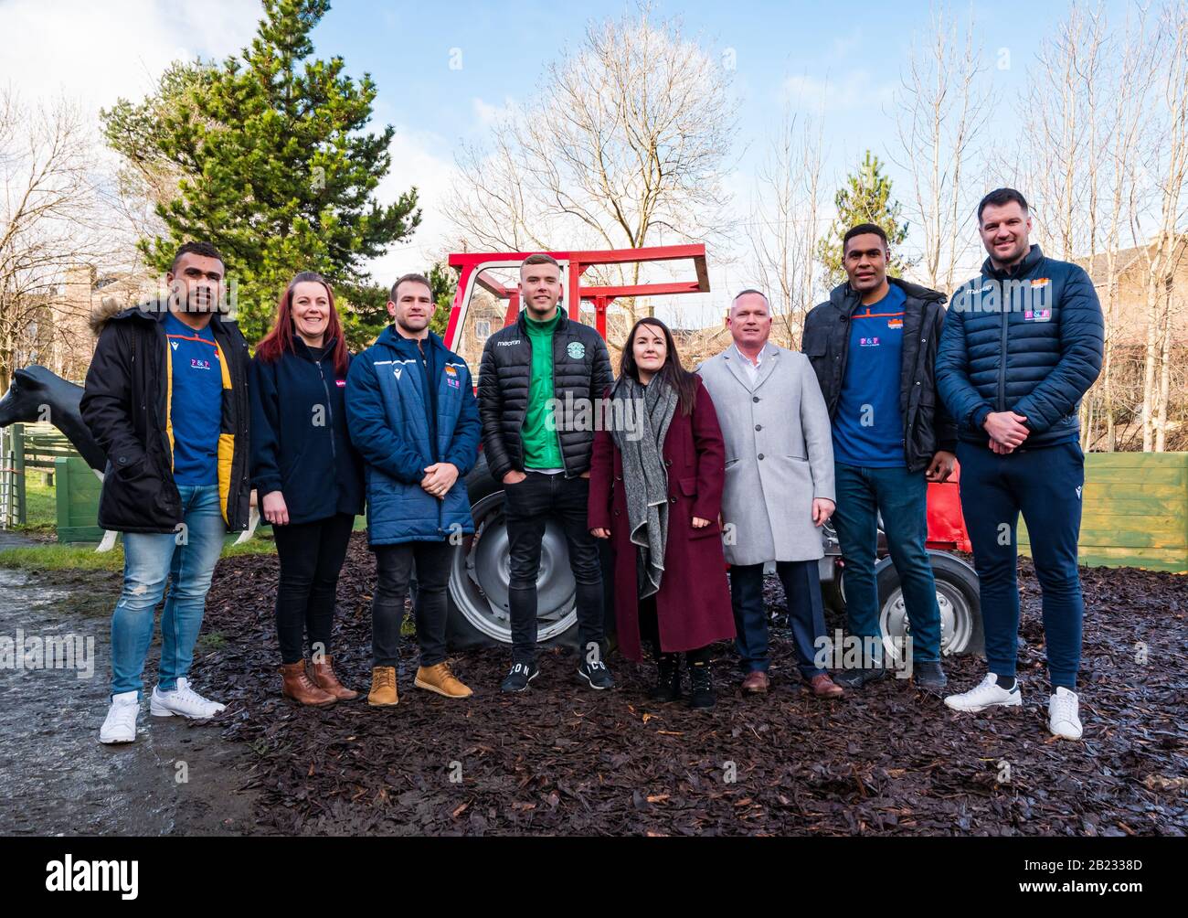 Edinburgh, Écosse, Royaume-Uni. 29 février 2020. Love Gorgie Farm: Lynn Bell, PDG de charité Love Learning, est jointe par les joueurs de rugby d'Édimbourg et Ryan Porteous (équipe de football bernien) avec Gary Hutton, Directeur de l'apprentissage de l'amour de la réouverture de la ferme. Love Gorgie Farm vise à améliorer les chances d'éducation et de vie des enfants vulnérables, des jeunes et des adultes. Il sera ouvert 7 jours sur 7, offrant des programmes d'éducation, d'environnement et de soins sociaux Banque D'Images