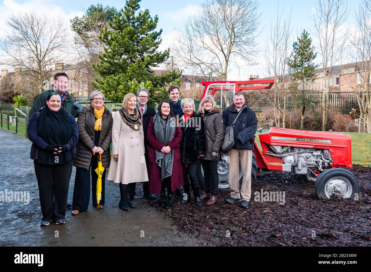 Edinburgh, Écosse, Royaume-Uni, 29 Février 2020. Love Gorgie Farm: Les politiciens locaux et les représentants du conseil lors de la réouverture. Love Gorgie Farm vise à améliorer les chances d'éducation et de vie des enfants vulnérables, des jeunes et des adultes. Il sera ouvert 7 jours sur 7, offrant des programmes d'éducation, d'environnement et de soins sociaux. Ashley Graczyk, Miles Briggs, Joanna Cherry (Mp), Joan Griffiths, Donald Wilson, Lynn Bell, Daniel Johnson (Msp) Catherine Fullerton, Alison Johnstone, Jeremy Balfour (Msp) Banque D'Images