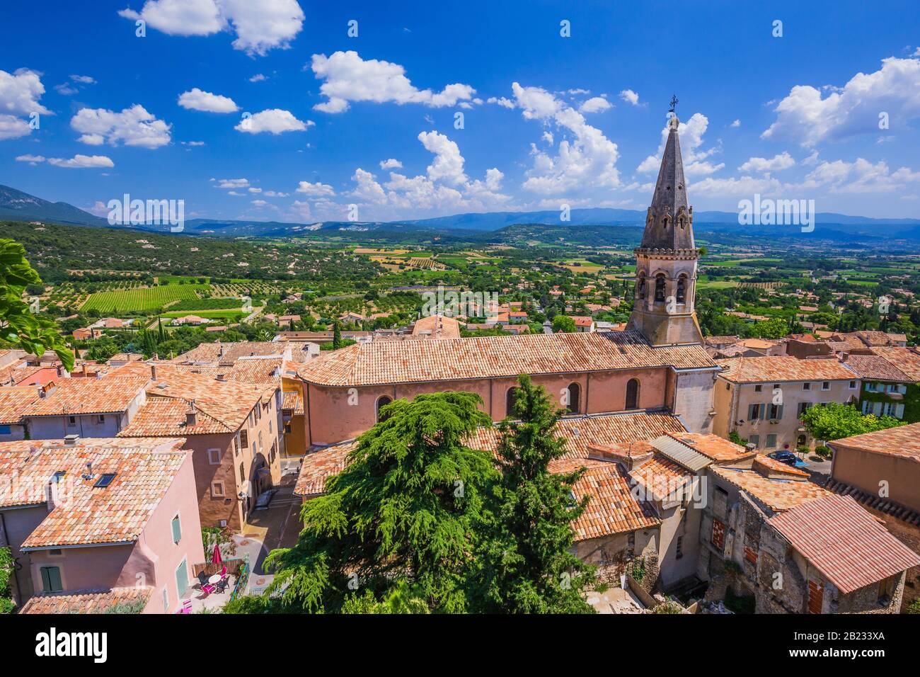 Provence, France. L'église et le village Saint-Saturnin-les-Apt. Banque D'Images