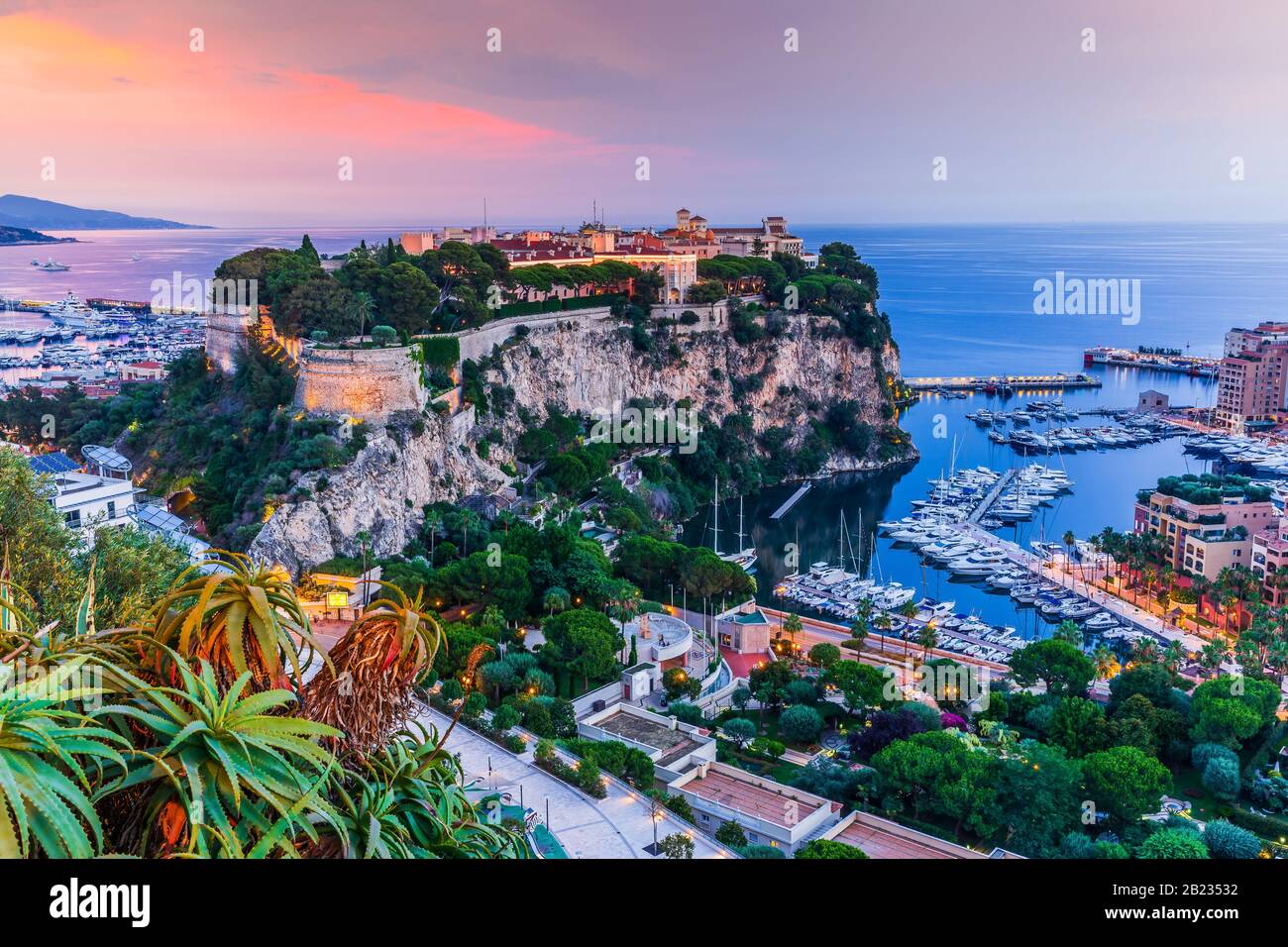 Monaco. Vue panoramique sur le palais du prince et la vieille ville de Monte Carlo. Banque D'Images