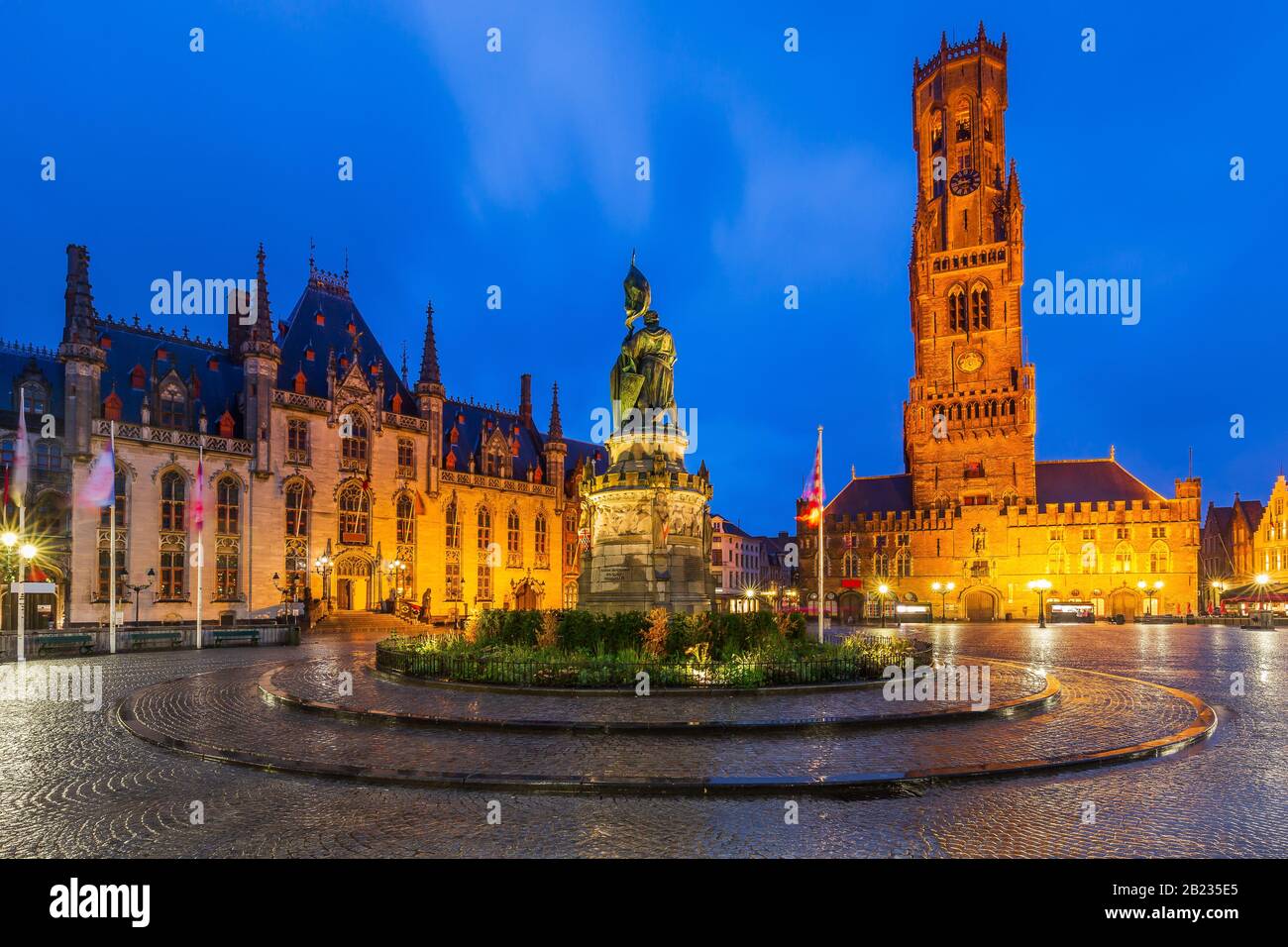 Belgique, Bruges, place Grote Markt avec le Provinciaal Hof, Jan-Breydel-Monument et le beffroi. Banque D'Images