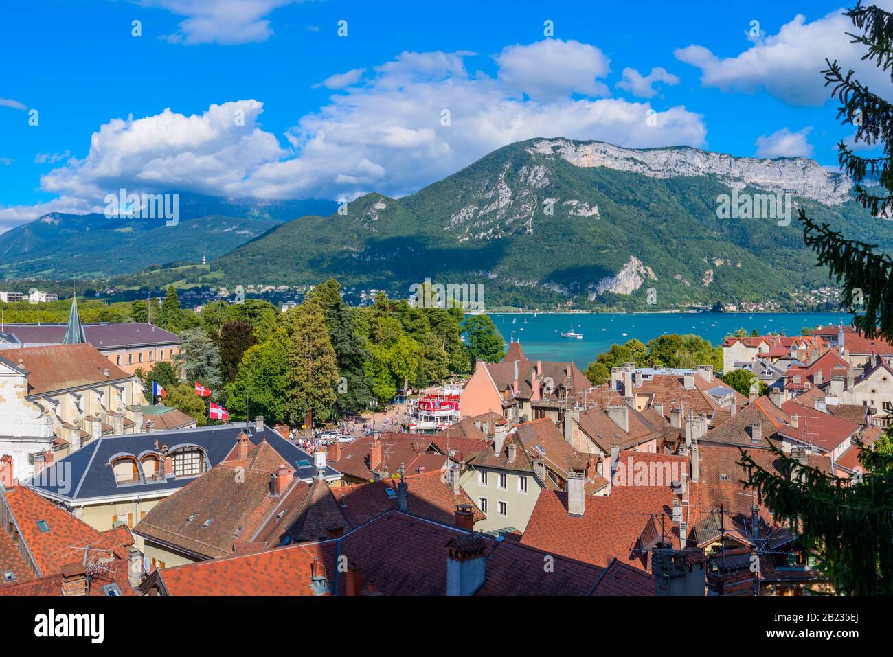 Toits de la vieille ville d'Annecy, France, avec lac d'Annecy et Alpes en arrière-plan, vue depuis le Château d'Annecy, l'après-midi ensoleillé de septembre. Banque D'Images