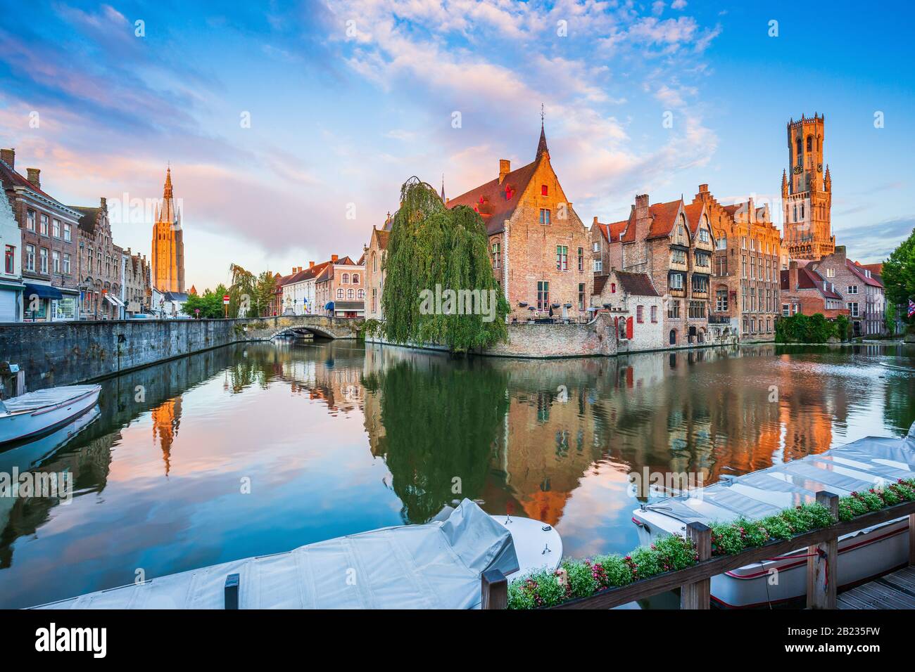 Bruges, Belgique. La Rozenhoedkaai canal de Bruges avec le beffroi en arrière-plan. Banque D'Images