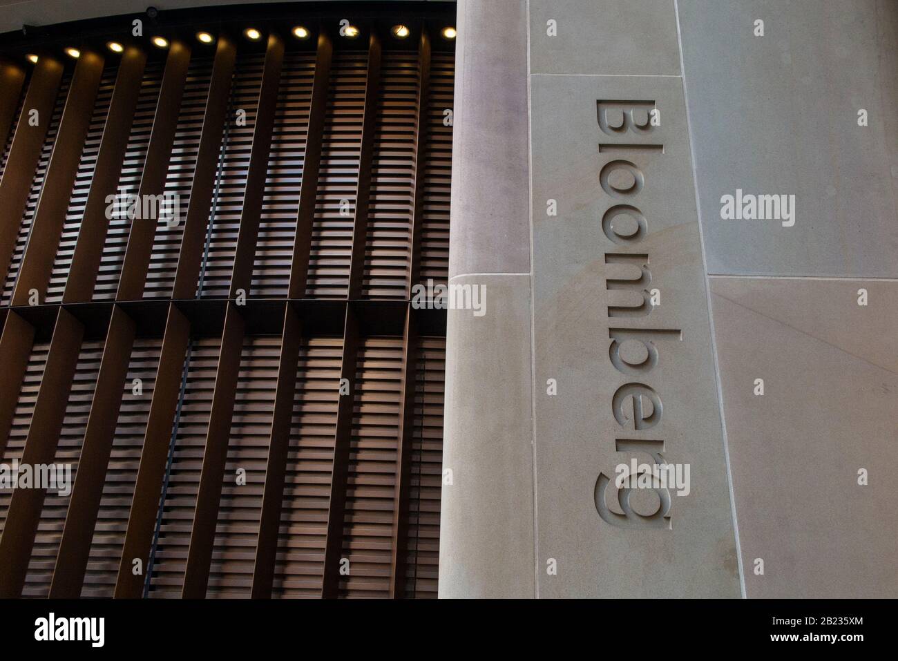 Une pierre gravée du nom de Bloomberg au siège social de Bloomberg dans la ville de Londres Banque D'Images