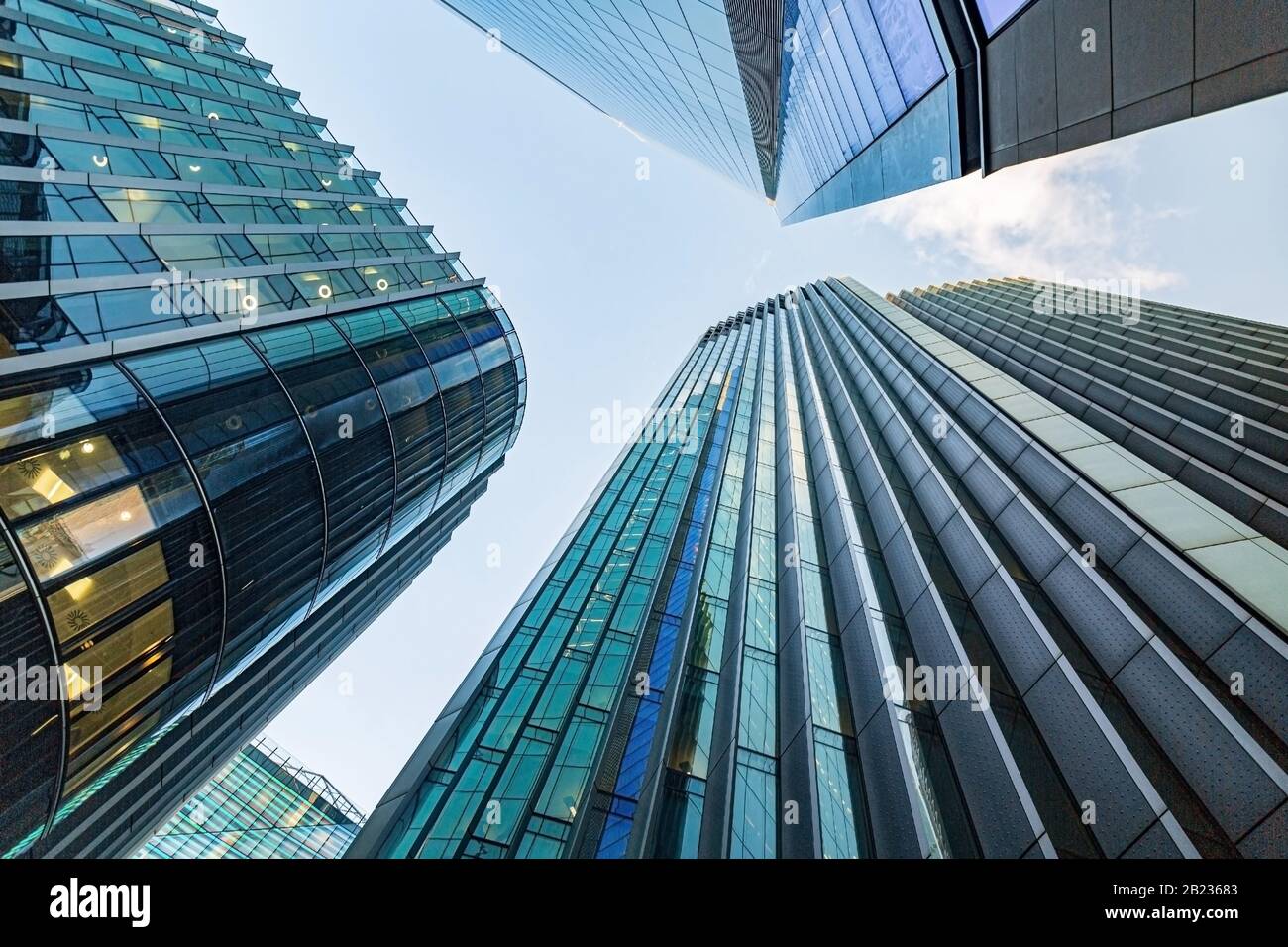 Un exemple de la règle de la photographie vertical Leading Lines a pris le regard vers le haut sur les bâtiments en verre de grande taille dans le quartier financier de Londres Banque D'Images