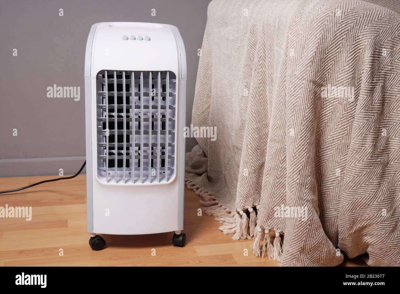 refroidisseur d'air et humidificateur portable sur roulettes dans la salle de séjour intérieure pour améliorer le revêtement intérieur Banque D'Images