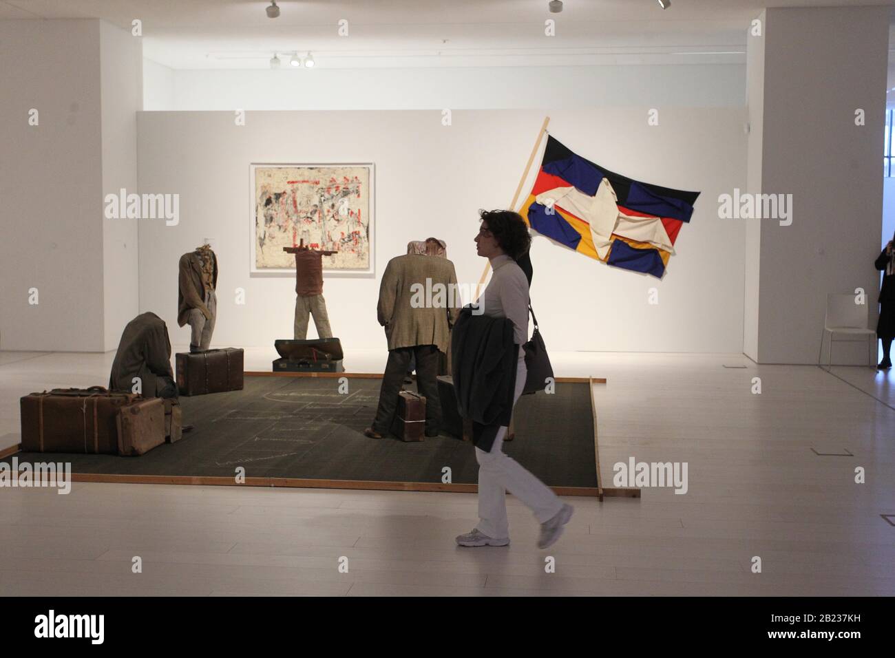 Le Musée National d'Art contemporain de Grèce S'Ouvre au public. Dans l'exposition de la collection permanente, 172 œuvres de 78 artistes grecs et internationaux sont présentées et intégrées en trois axes: La mémoire Références - Demandes - narrations politiques frontières et Passages et hétérotopies - Mythologies des nouvelles perspectives familières. Banque D'Images