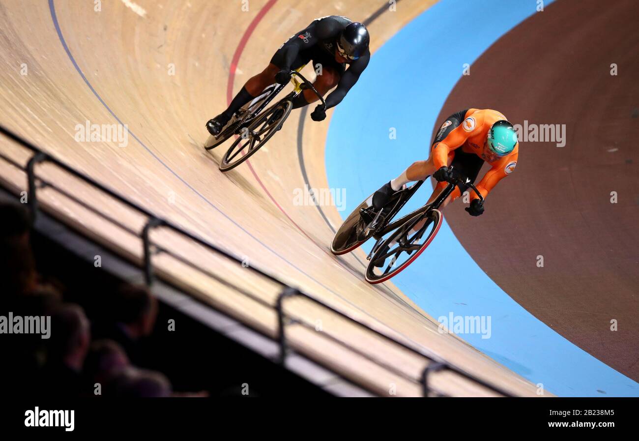 Matthijs Buchli (à droite) de Netherland sur son chemin pour battre Paul Nicholas de Trinité-et-Tobago pendant les finales hommes de Sprint 1/8 au cours du quatrième jour des Championnats du monde de cyclisme sur piste de 2020 de l'UCI à Velodrom, Berlin. Banque D'Images