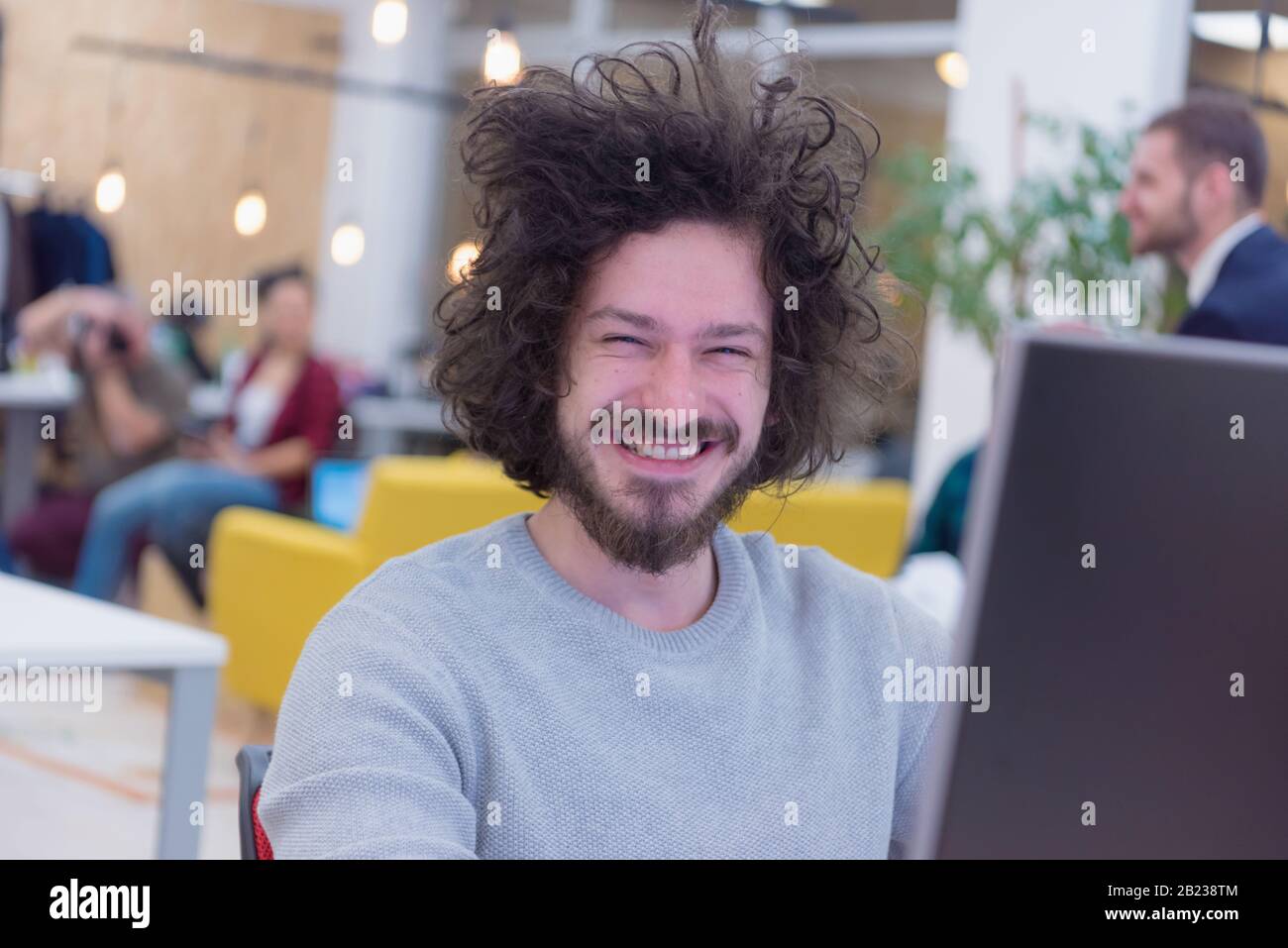 Jeune développeur web masculin souriant au travail alors que le Groupe d'une jeune entreprise multiethnique personnes brainstorming et discuter du plan d'affaires sur la réunion Banque D'Images