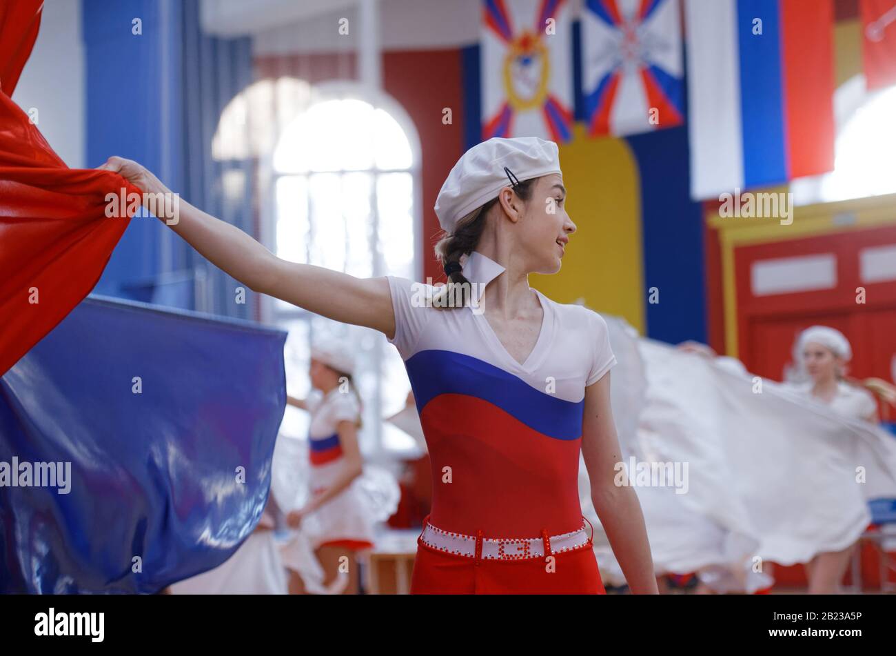 Des gymnastes se présentant avec des drapeaux lors de la cérémonie d'ouverture des compétitions russes de la coupe de Weightlifting à Saint-Pétersbourg, en Russie Banque D'Images
