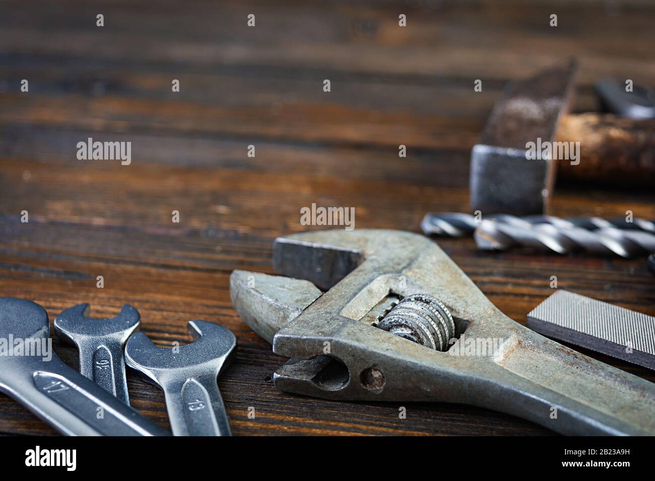 Jeu d'outils de travail sur fond rustique en bois Banque D'Images