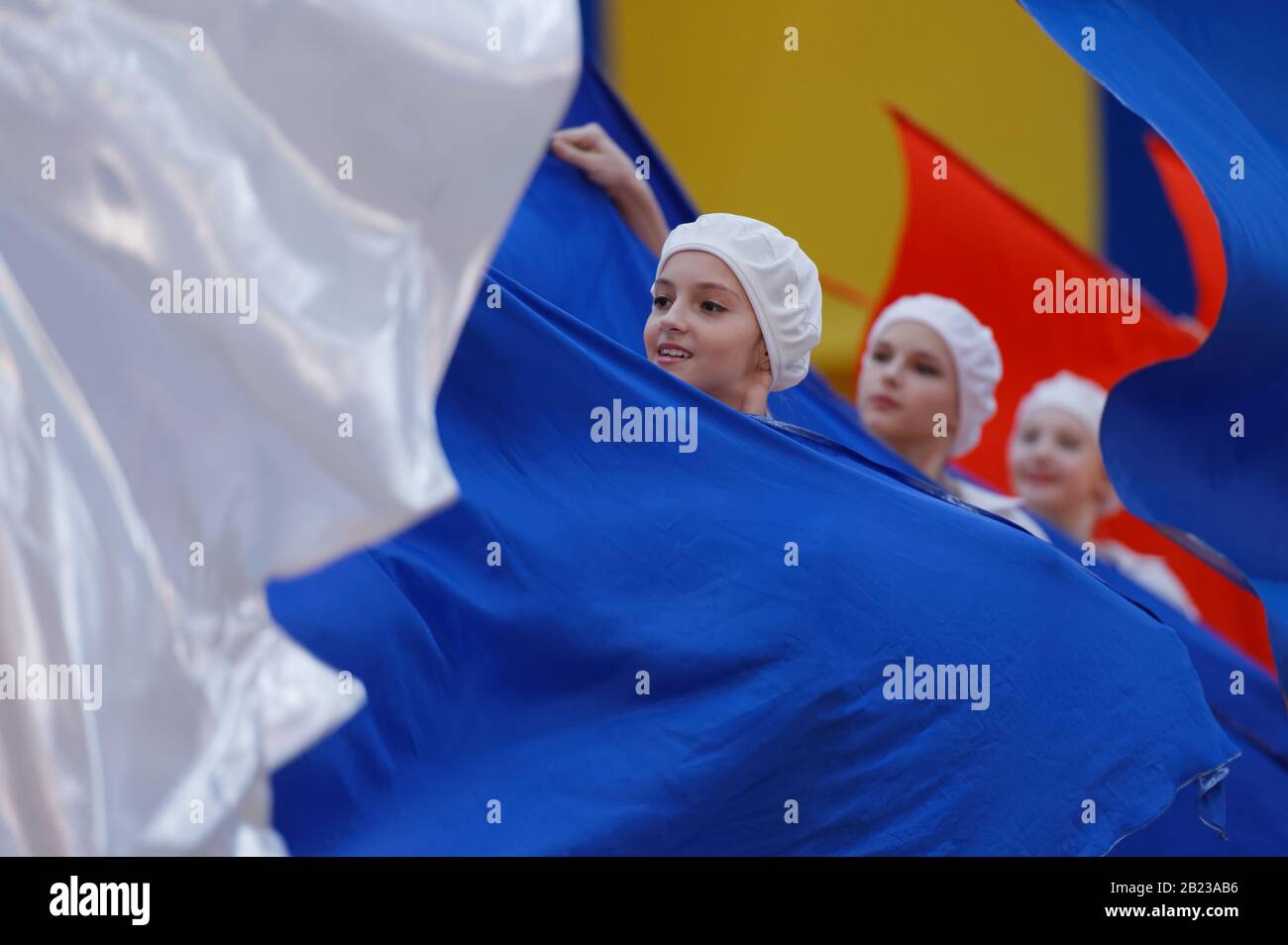 Des gymnastes se présentant avec des drapeaux lors de la cérémonie d'ouverture des compétitions russes de la coupe de Weightlifting à Saint-Pétersbourg, en Russie Banque D'Images