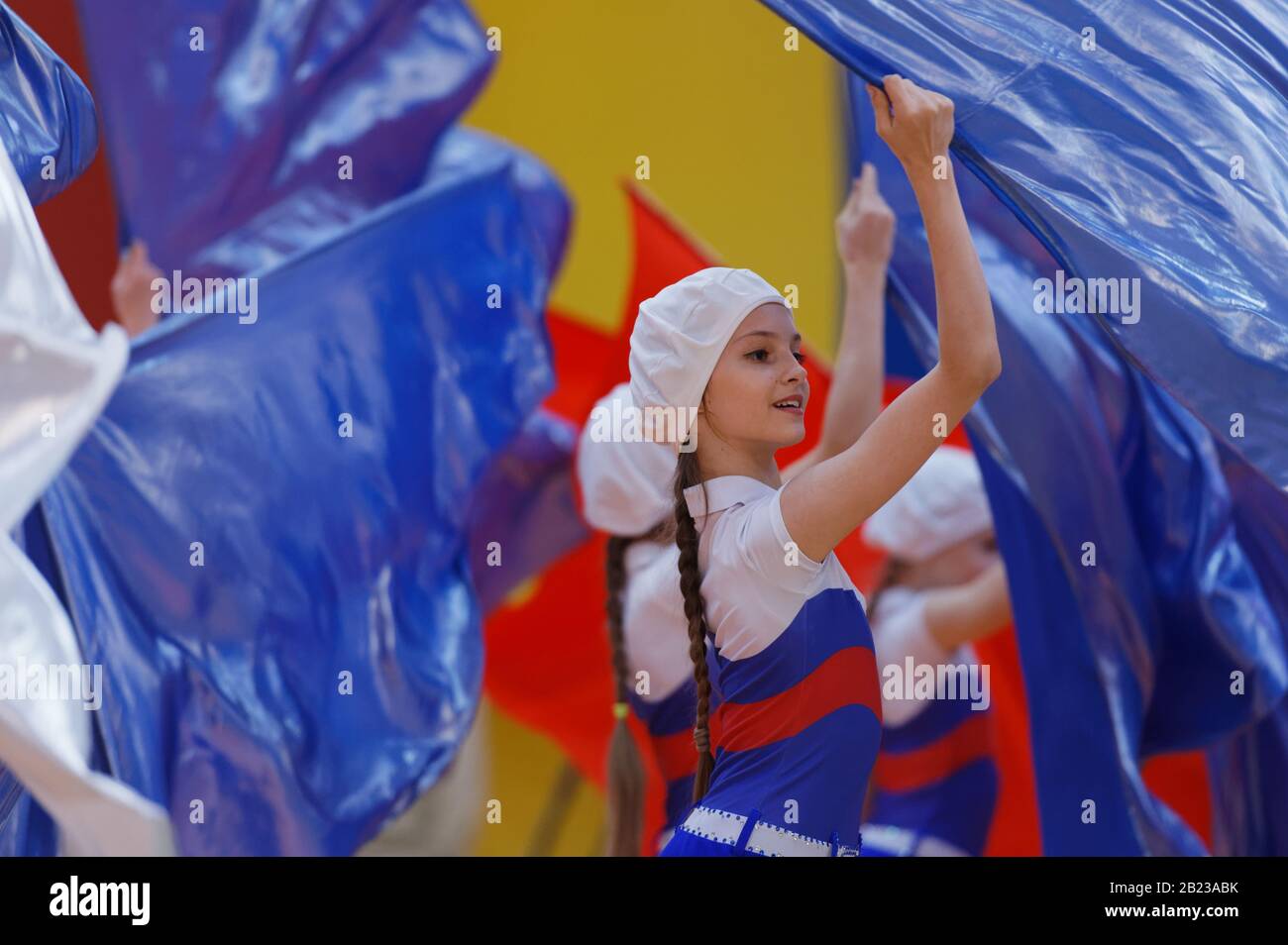Des gymnastes se présentant avec des drapeaux lors de la cérémonie d'ouverture des compétitions russes de la coupe de Weightlifting à Saint-Pétersbourg, en Russie Banque D'Images