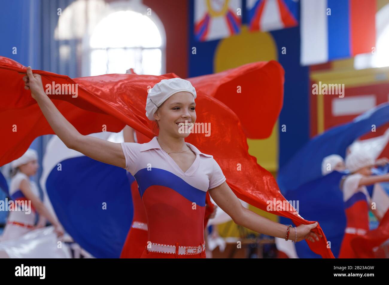 Des gymnastes se présentant avec des drapeaux lors de la cérémonie d'ouverture des compétitions russes de la coupe de Weightlifting à Saint-Pétersbourg, en Russie Banque D'Images