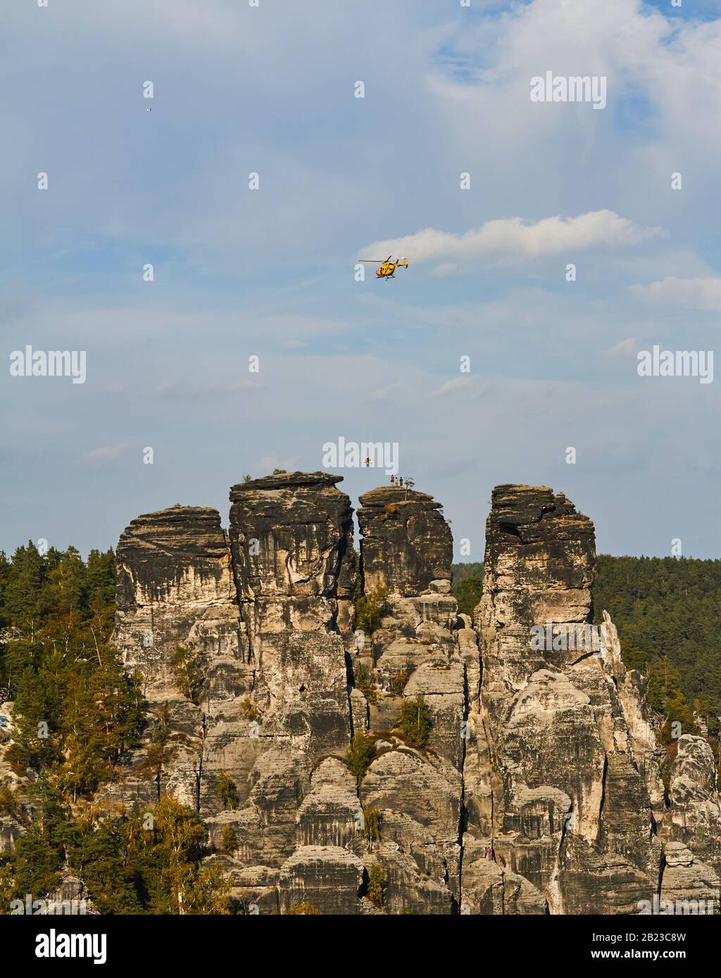 Hélicoptère Rescue, Saxe, Allemagne. Falaises de grès, aussi connu sous le nom de Suisse saxonne ou montagnes de grès d'Elbe. Banque D'Images