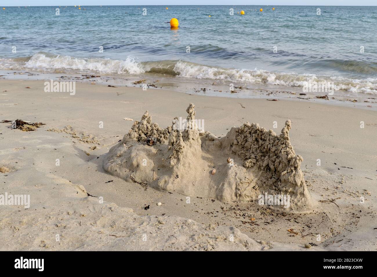 Château de sable sur la plage, les hommes du beach à Carnac, Bretagne, France Banque D'Images