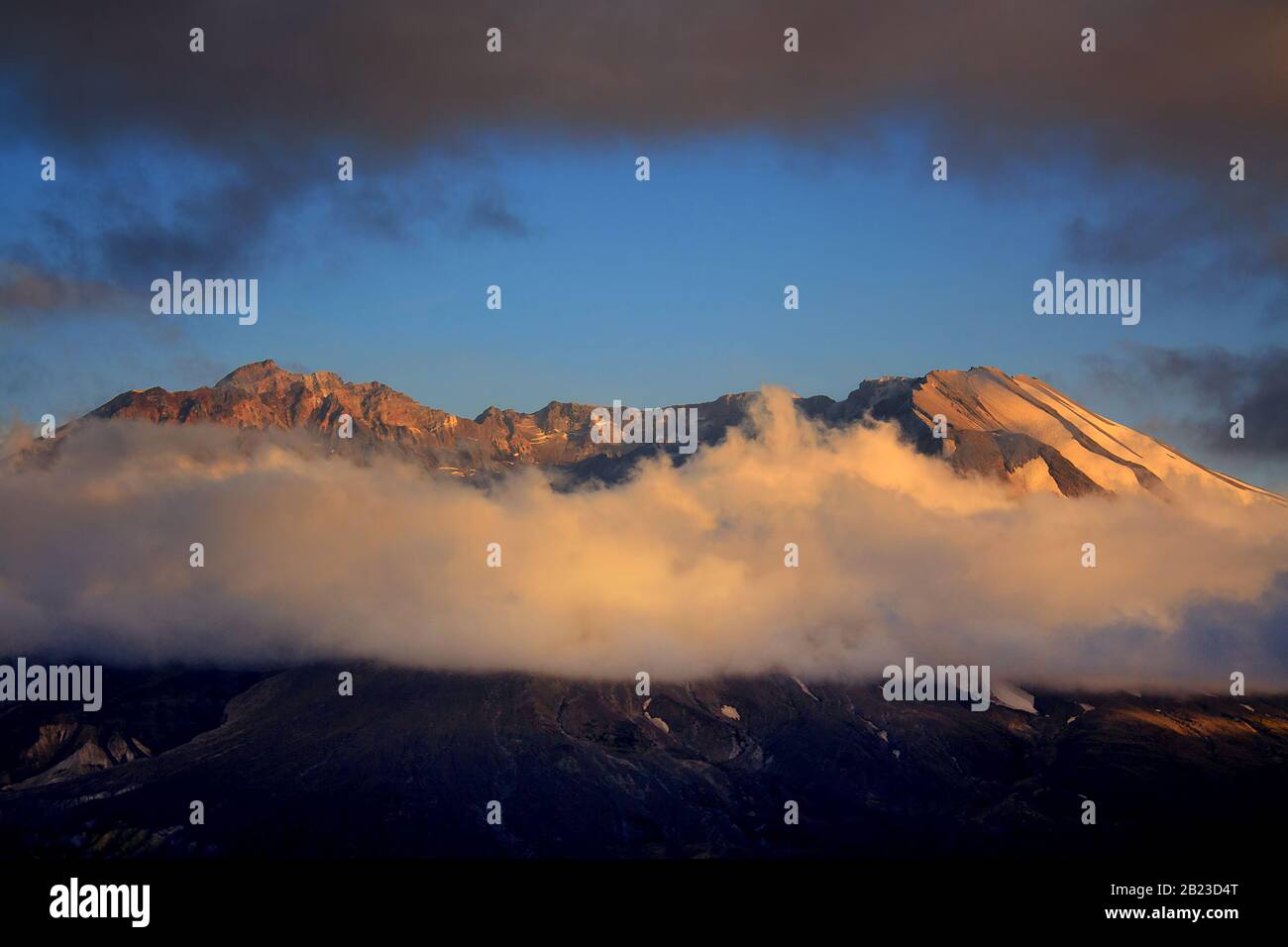 Washington, États-Unis : cratère du monument volcanique national du Mont St Helens au coucher du soleil avec nuages en premier plan (vue de l'Observatoire Johnston Ridge) Banque D'Images