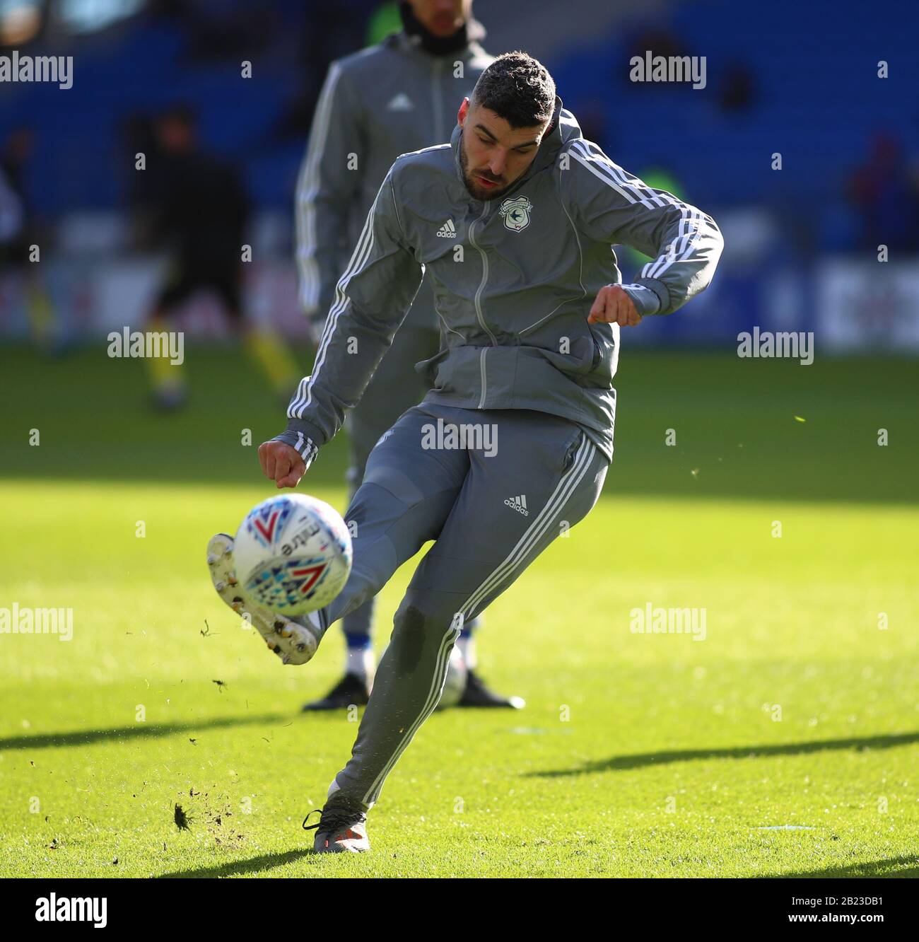 Cardiff City Stadium, Cardiff, Glamourgan, Pays De Galles, Royaume-Uni. 29 février 2020; Cardiff City Stadium, Cardiff, Glamourgan, Pays de Galles; championnat d'anglais de football, Cardiff City versus Brentford; Callum Paterson de Cardiff City prend un coup de feu lors de l'échauffement Banque D'Images