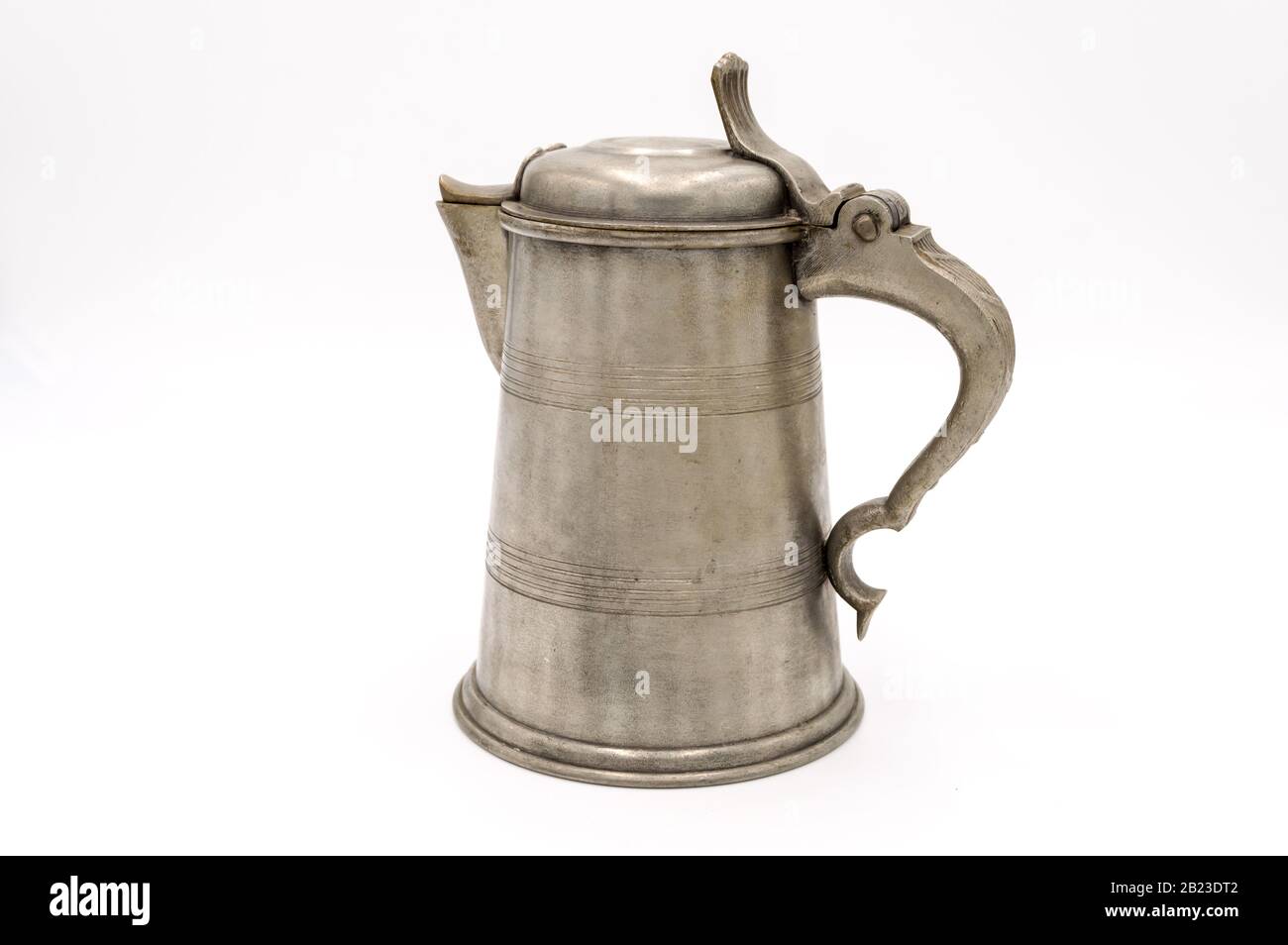 Ancienne carafe à vin en étain sur fond blanc Banque D'Images Ancienne carafe à vin en étain sur fond blanc Banque D'Images