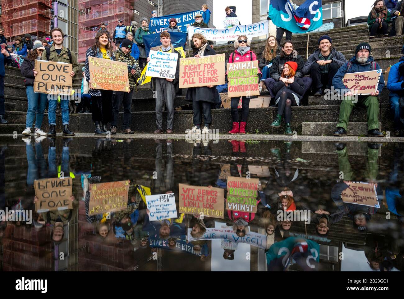 Certaines des centaines de personnes qui ont participé au défilé de Blue Wave organisé par extinction Rebellion à travers le centre-ville de Glasgow pour sensibiliser les dangers que Glasgow et le monde sont confrontés à des inondations causées par l'élévation du niveau de la mer et une augmentation des tempêtes. Banque D'Images