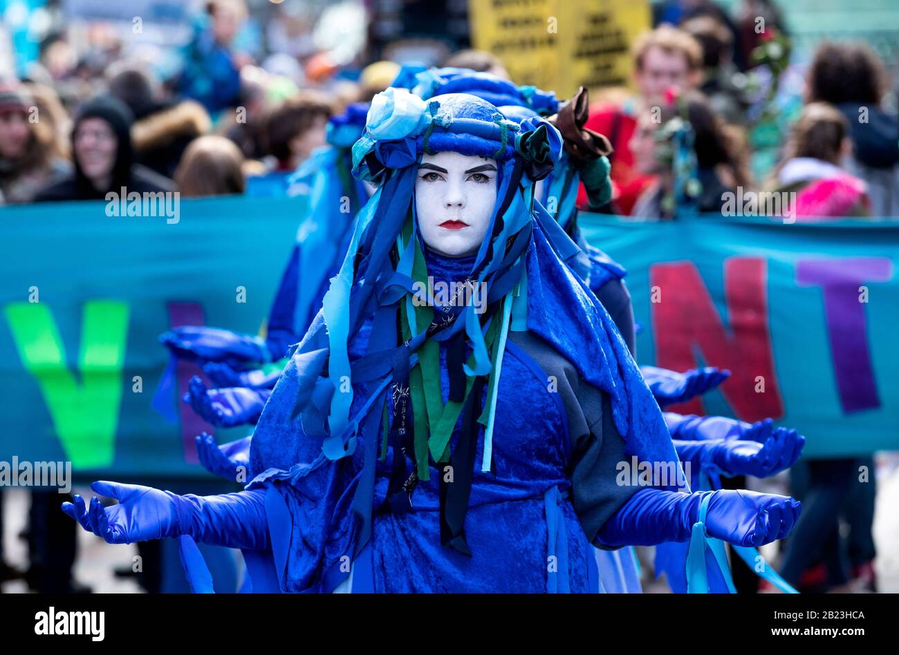 Les Rebelles bleus dirigent des centaines de personnes dans le défilé de Blue Wave, organisé par extinction Rebellion, à travers le centre-ville de Glasgow pour sensibiliser les dangers que Glasgow et le monde sont confrontés à des inondations causées par l'élévation du niveau de la mer et une augmentation des tempêtes. Banque D'Images