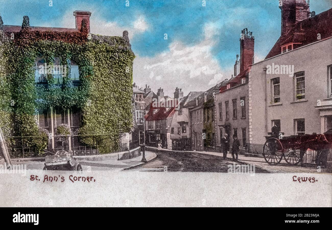 St Annes Corner High Street Lewes Avec Voiturette . Imprimé carte postale victorienne teinté à la main de la photo Banque D'Images