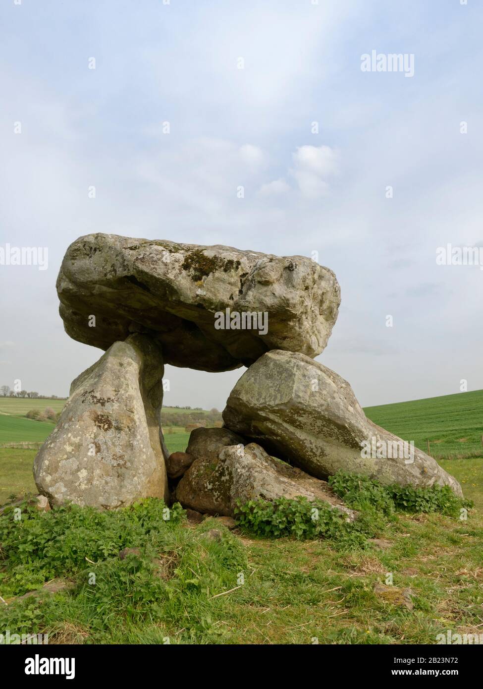Le Diable's Den, les vestiges d'une chambre funéraire néolithique ou d'un dolmen à Fyfield Dans la Réserve naturelle nationale, le Ridgeway, Wiltshire, Royaume-Uni. Banque D'Images