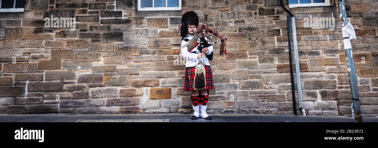 Ecosse, ROYAUME-UNI - 30 MAI 2019: Piper écossais dans des pièces de costume traditionnelles dans la rue d'Édimbourg. Banque D'Images