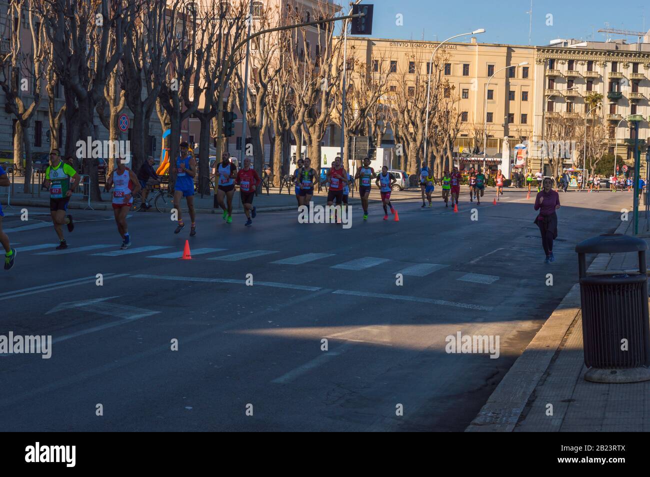 Bari, ITALIE - 16 FÉVRIER 2020: Coureurs amateurs de marathon participant à la course de 'Course au coeur' sur le remblai de Bari, Apulia Banque D'Images