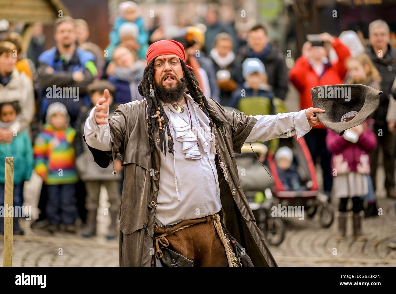 Kiel, Allemagne. 29 février 2020. Un homme vêtu d'un pirate joue au théâtre de rue au spectacle médiéval de Kieler Umschlag. Le Kieler Umschlag est un festival folklorique qui remonte à un marché libre qui a eu lieu pour la première fois en 1431. Crédit: Axel Heimken/Dpa/Alay Live News Banque D'Images